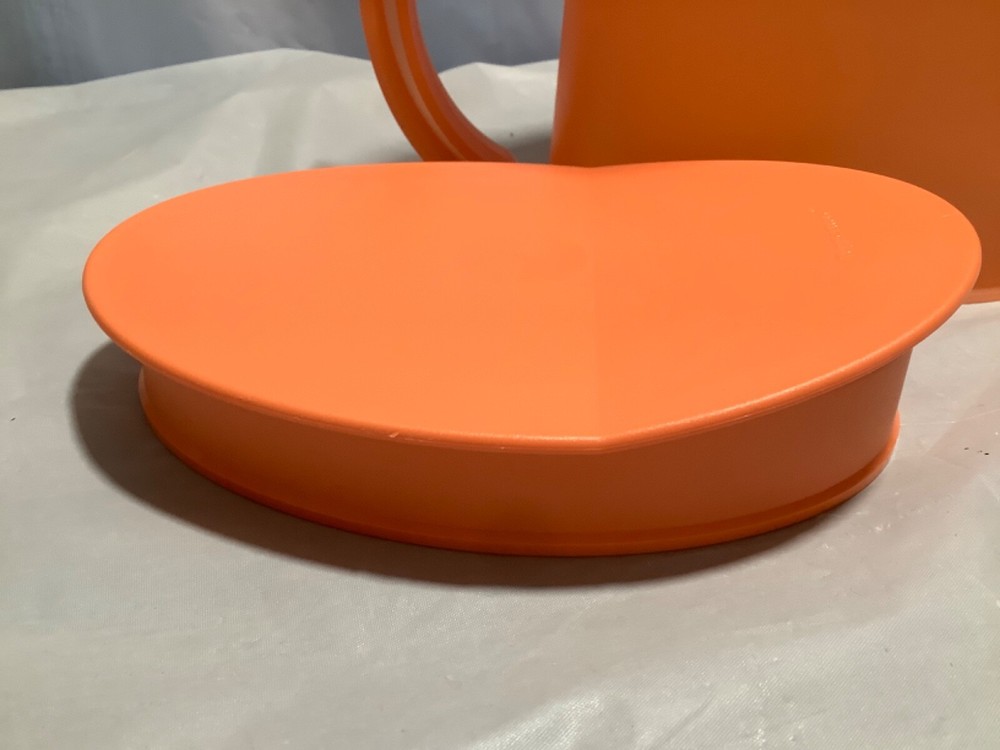 Tupperware Impressions 2 Quart Refrigerator Pitcher 3333 Orange NICE