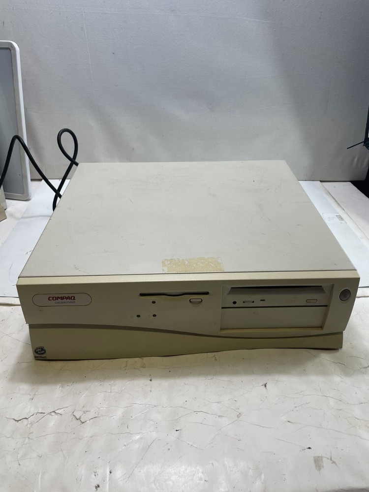 Vintage Compaq Deskpro 2000 M5166-1200 Desktop PC with Windows 95 CD Powers On