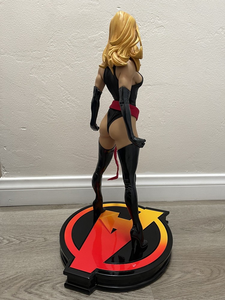 Sideshow Collectibles Exclusive Ms Marvel Premium Format Statue Marvel (READ)