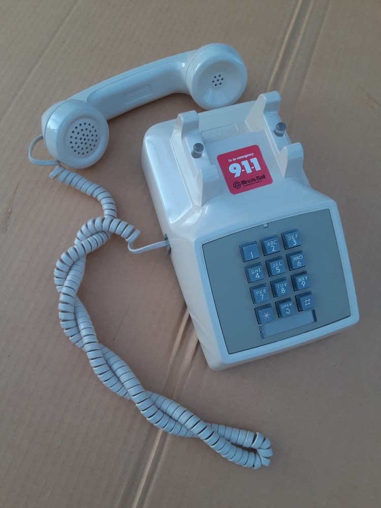 VINTAGE DESKTOP TELEPHONE / BELL SYSTEM 2500DM Date Code 12-75 / Beige