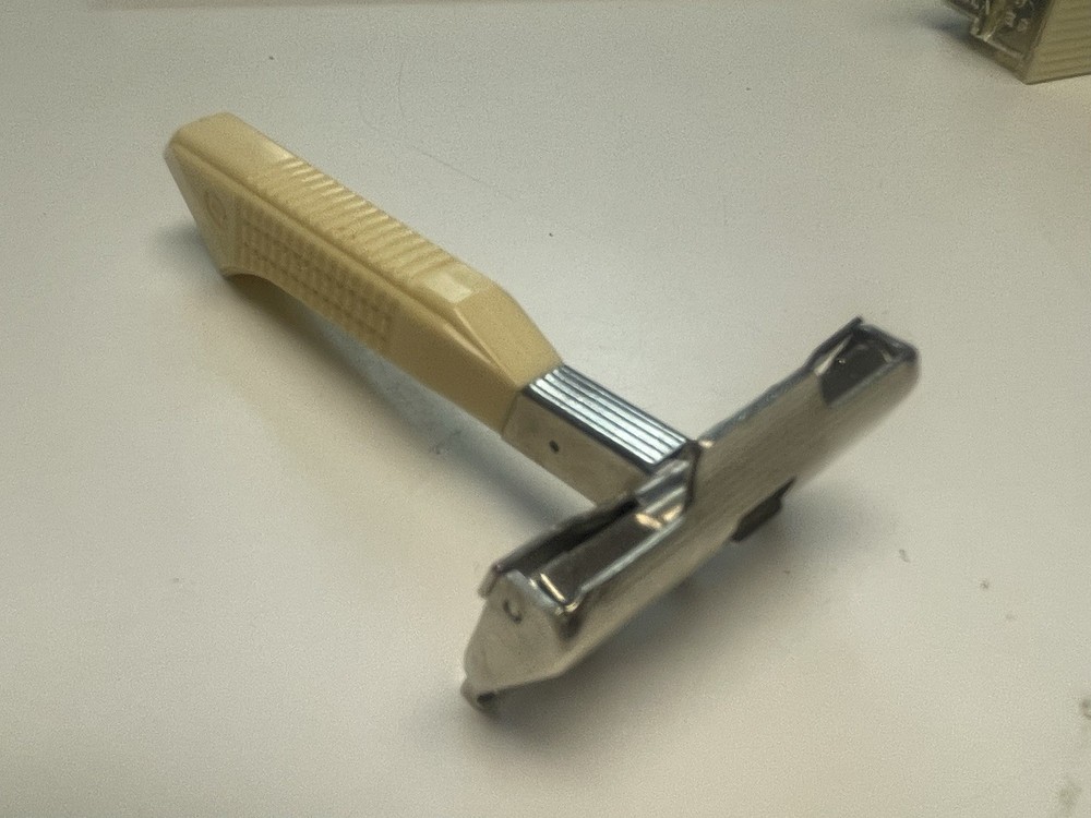 Gem Featherweight Razor w/ Refills