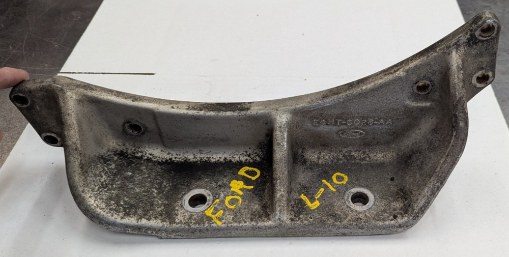 E4HT-6028-AA Ford Cummins L10 LTA10 Front Engine Motor Mount Bracket E4HT6028AA