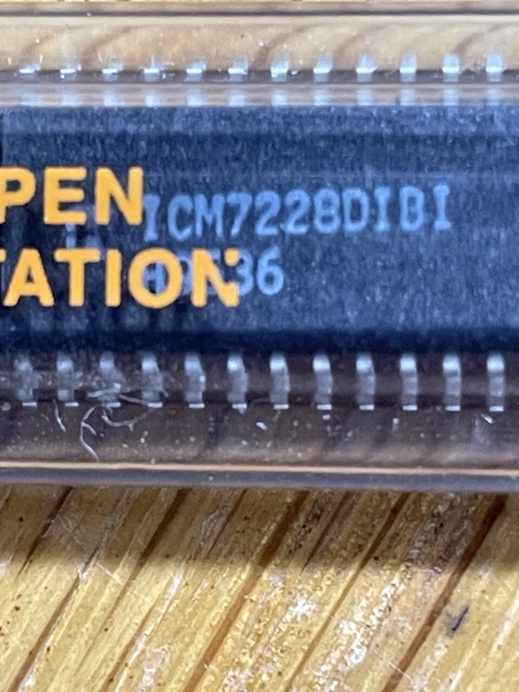 ONE HARRIS  ICM7228DIBI, processor compatible LED drivers in a SOIC 28 pins
