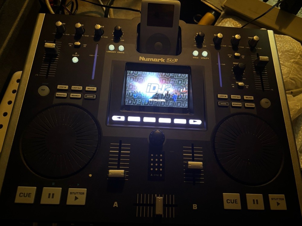 Numark iDJ2 DJ Mixing Console Compatible with iPod Mobile DJ System - TESTED