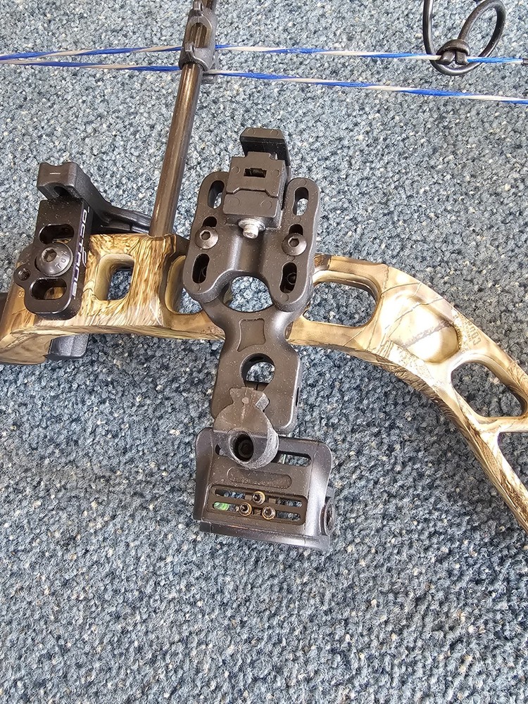 Diamond Archery Infinite Edge Pro Compound Bow 70# Draw w/ Case, Quiver, Release