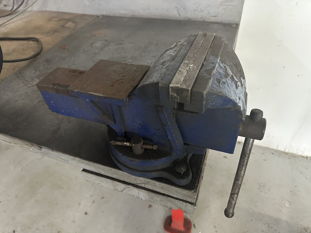 Work Bench with 4 Grinders and Vise