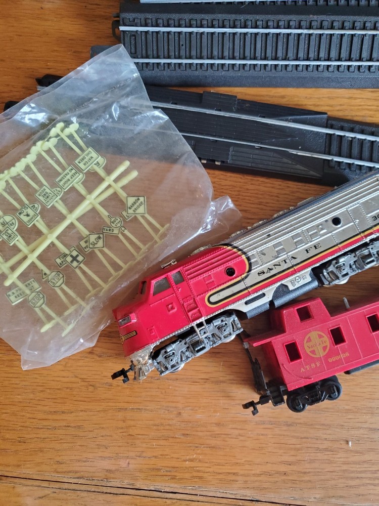 UNTESTED Bachmann Train Cars And 30+ Track