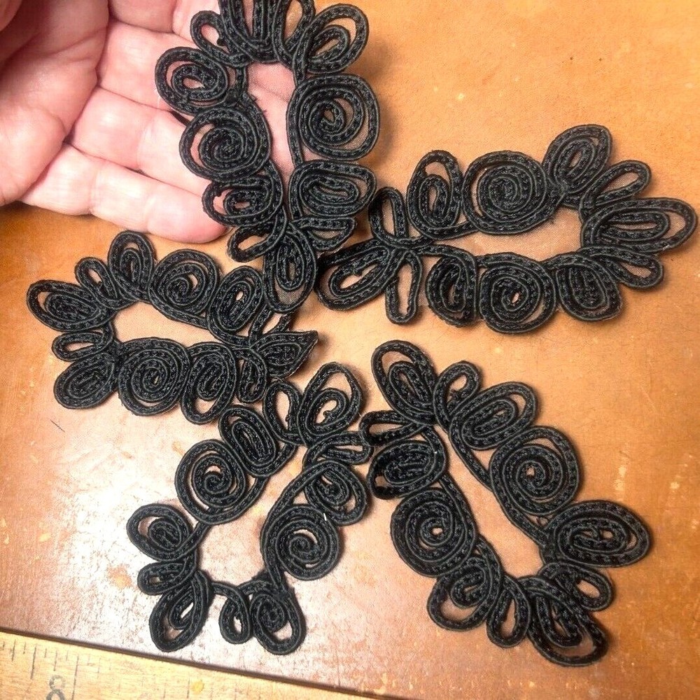 applique soutache pear shape 2 3/8X4" black 1pc