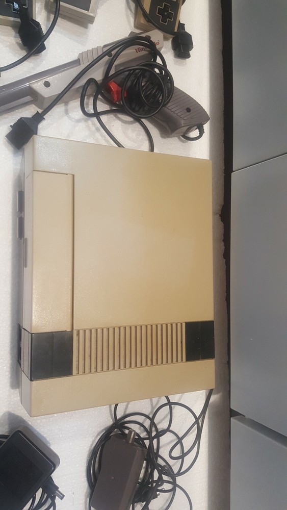 1985 Nintendo Entertainment System Video Game Bundle Set w/game