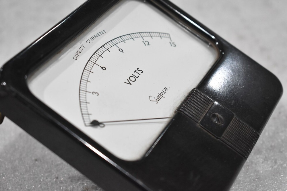 SIMPSON 17528 VOLT PANEL METER, 0-15 DIRECT CURRENT