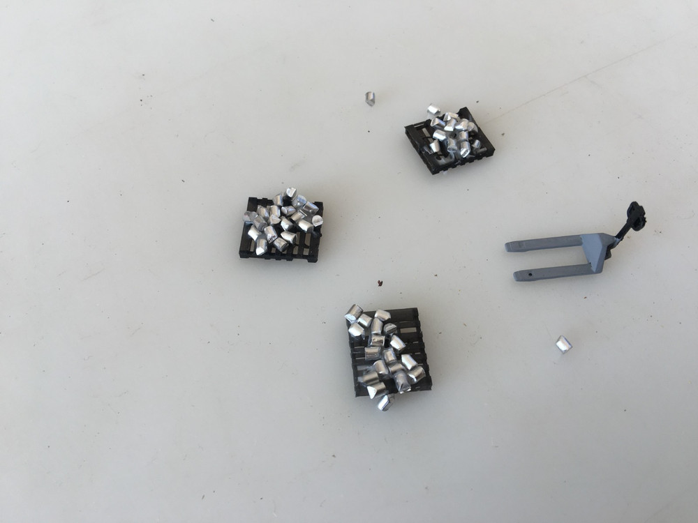 SILVER! 3 Black Pallets Loaded With Silver & Pallet Jack HO Scale Trains