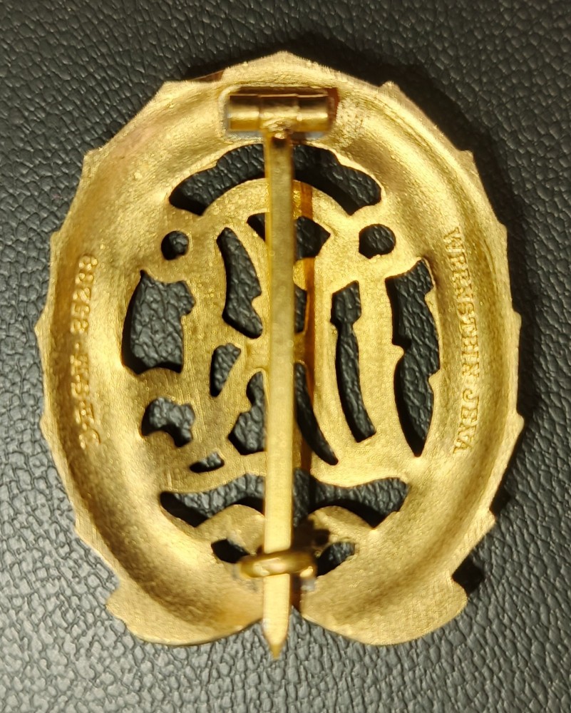 A badge DRL in gold