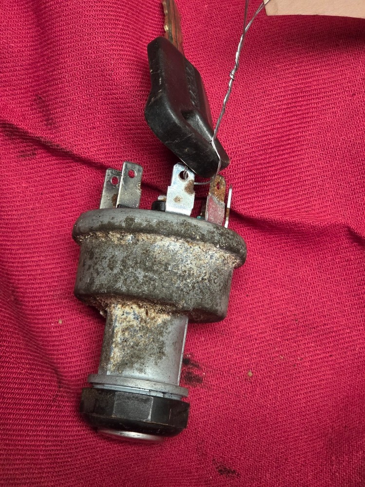 2015  VOLVO 21780553  IGNITION SWITCH WITH KEY