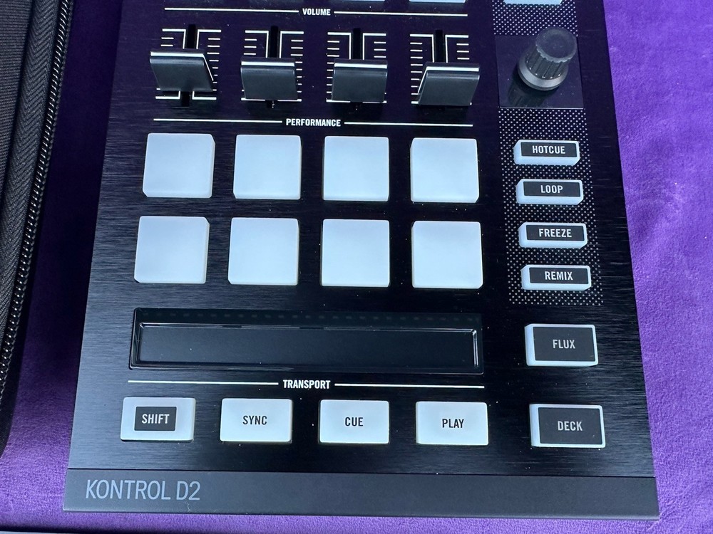 Native Instruments Traktor Kontrol D2 DJ Controller #2
