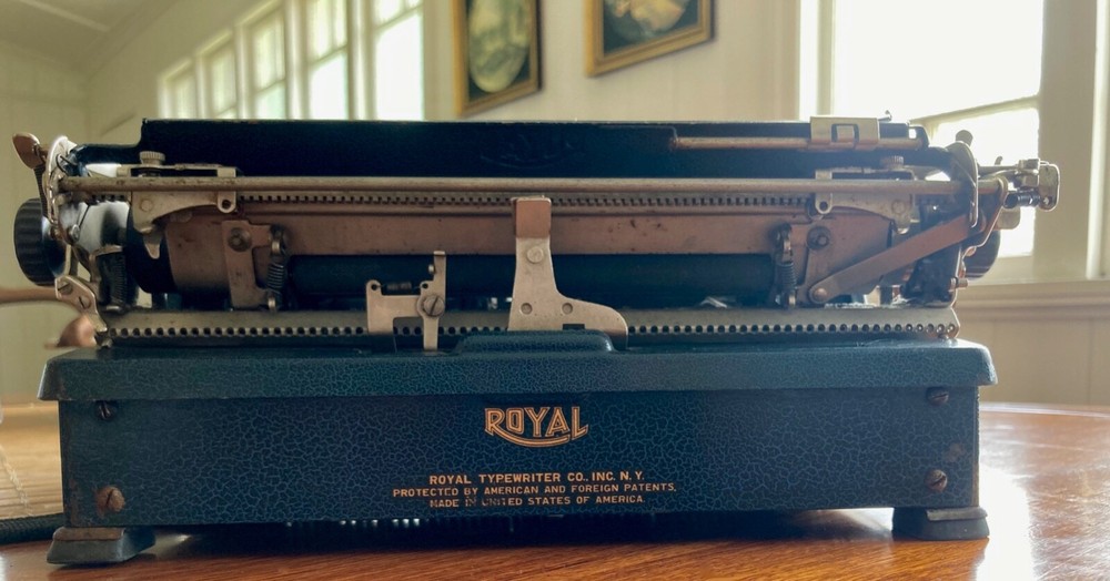 Antique Royal Blue Portable Typewrier ***** Full working order *****