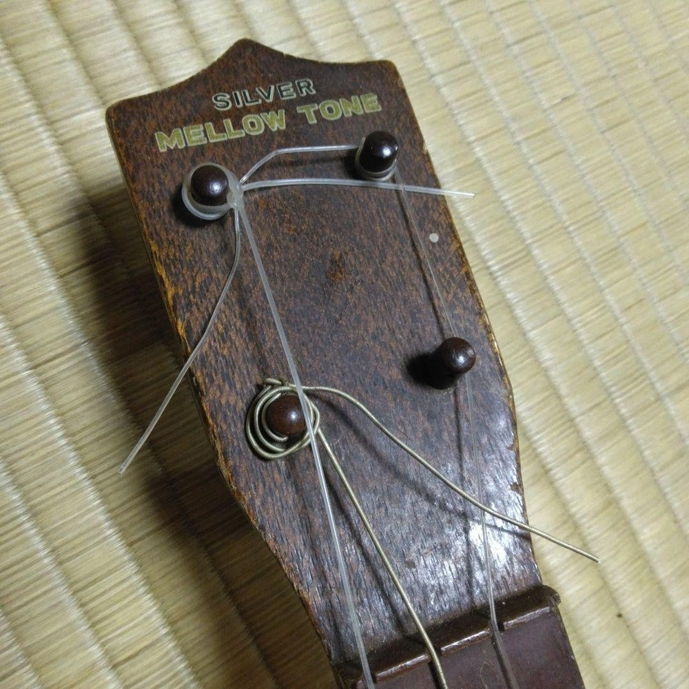 Vintage Mellow Tone Silver Ukulele