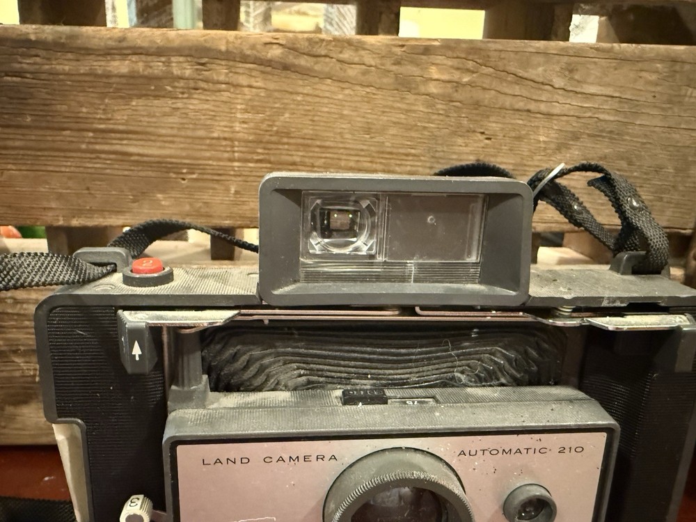 Polaroid Automatic 210 Land Camera Untested