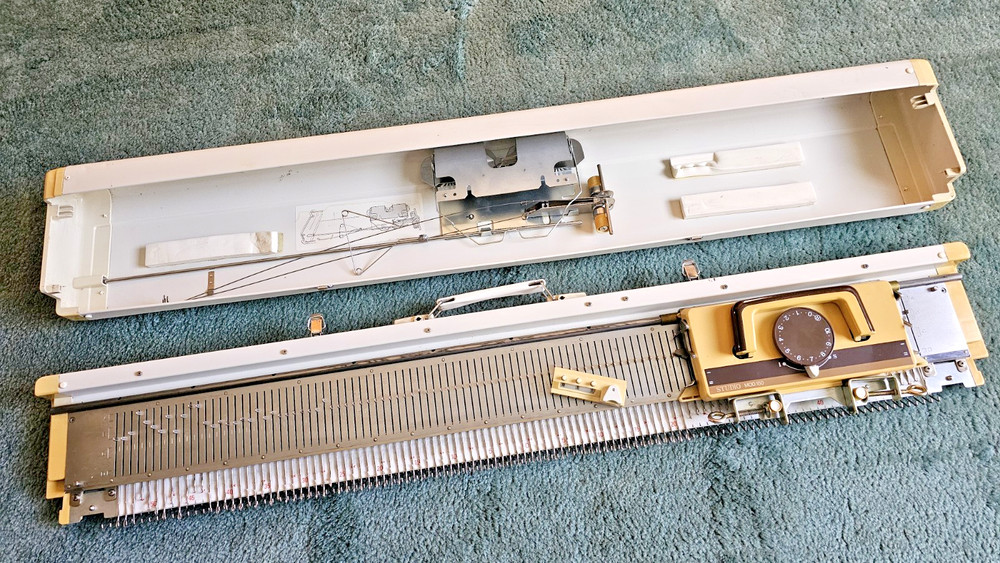 STUDIO  CHUNKY KNITTER 150 Knitting Machine