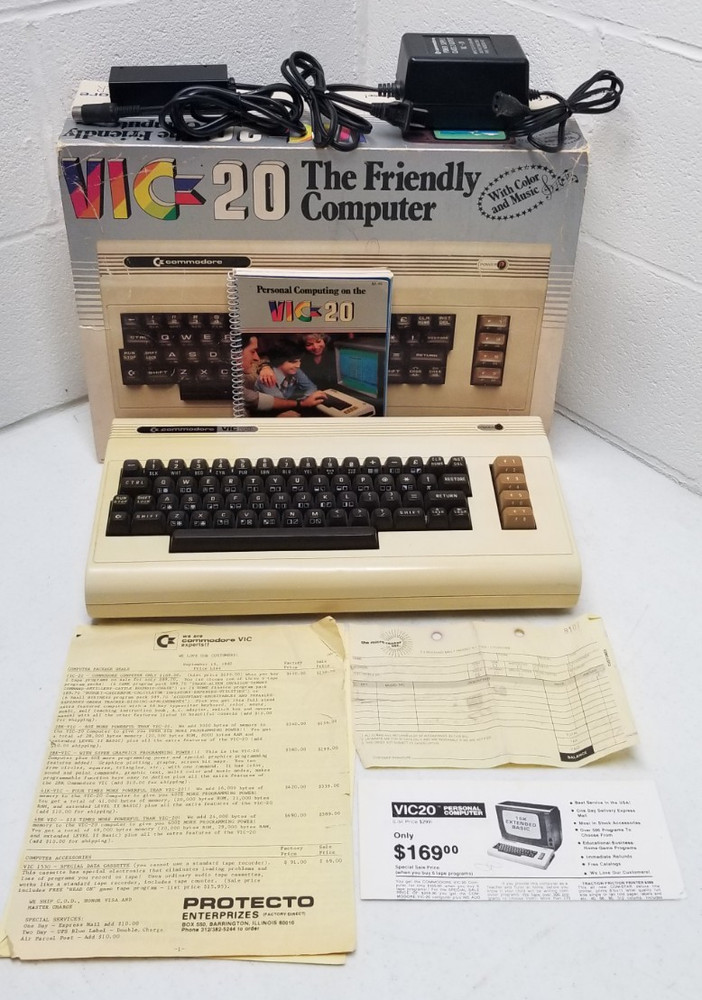 Vintage Commodore VIC-20 Computer System W/ Box Manual & Cords Powers Up
