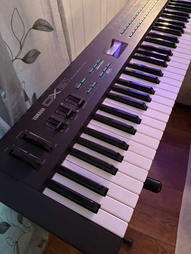 Yamaha DX21 Synthesizer Keyboard Synth DX 21