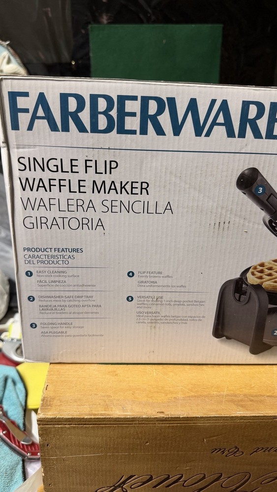 Farberware WM4100R Red Single Flip Belgian Waffle Maker Non-Stick
