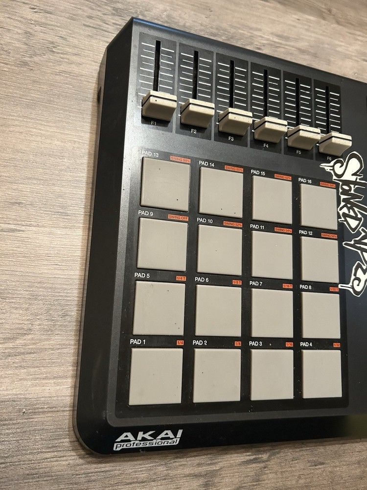 AKAI Professional MPD26 USB/MIDI Pad Control Unit Tested