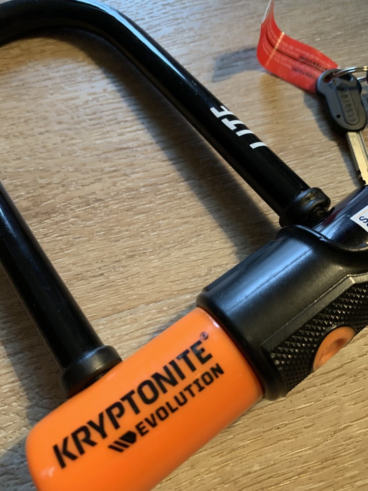 NEW~KRYPTONITE~EVOLUTION LITE~ MINI LOCK 6~ANTI-THEFT~U LOCK~KEYS & 1 WITH LIGHT