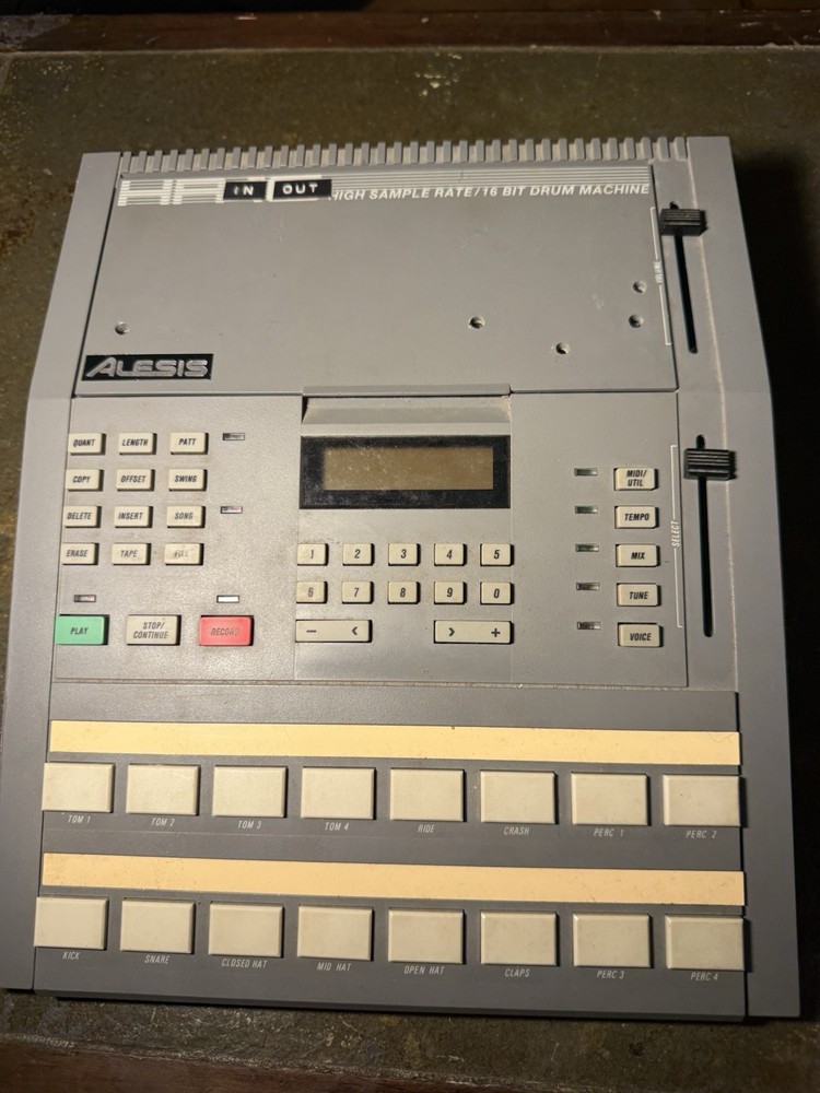 Alesis HR-16 Programmable Drum Machine, Built-in Effects, 12 Pads, Digital, MIDI