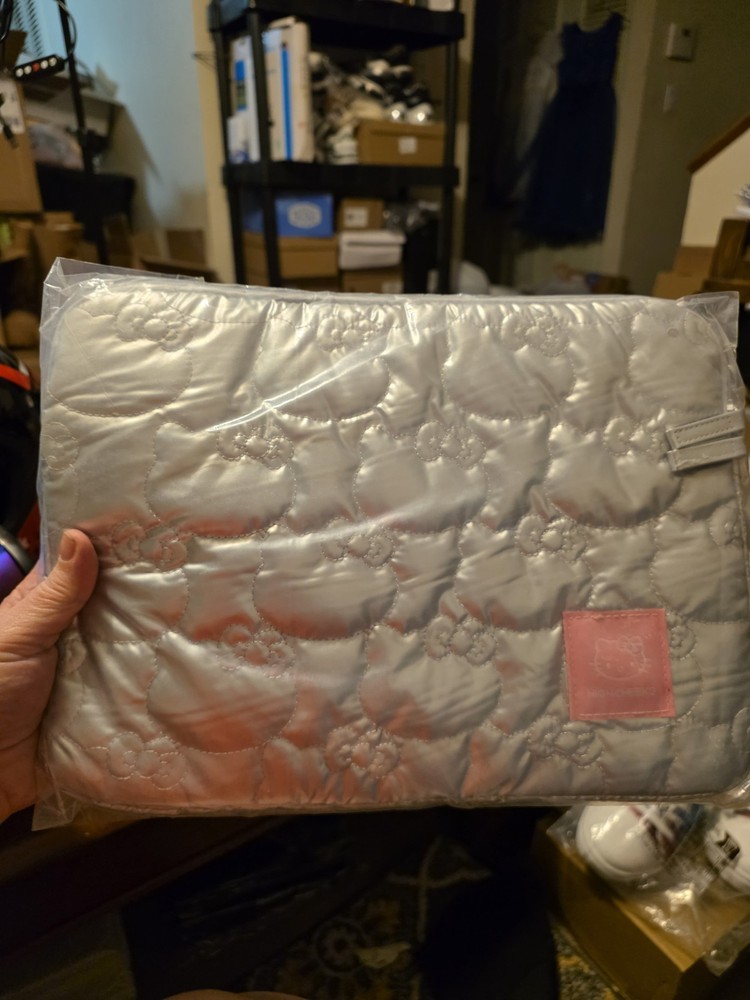 Hello Kitty Padded Notebook Pouch (13inch/silver)