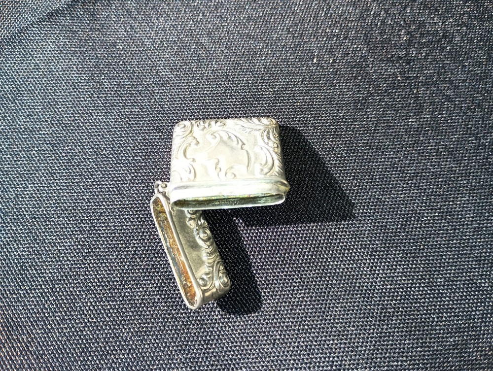 ANTIQUE VICTORIAN STERLING SILVER MATCH SAFE