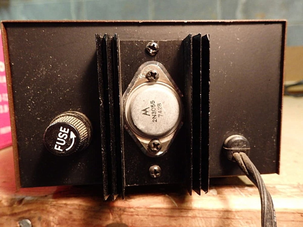Vecor Model 758C 4 amp, 12VDC solid state, regulated power supply