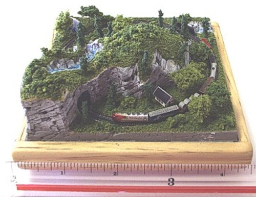 Incredible 4"x4" running train layout, hand-held !