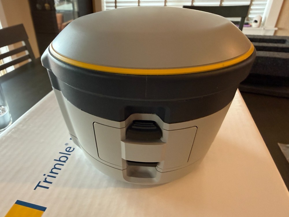 Trimble R2 Receiver, Centimeter (CM) Mode Configuration, Battery & Charger