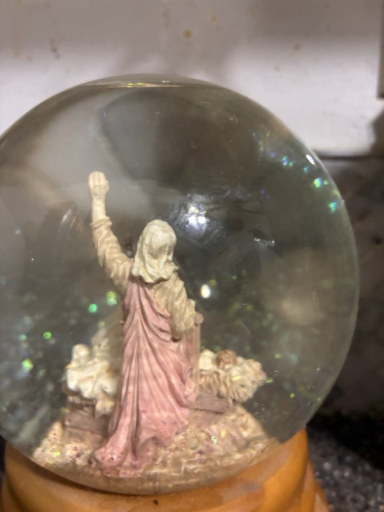 christmas snow globes musical