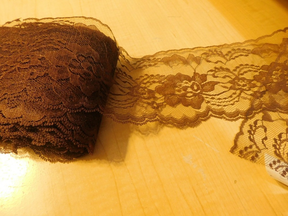 Raschel Scalloped 4" lace trim Brown 20 yds. (Polyester)