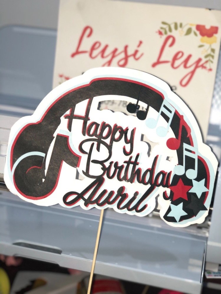 Top cake personalized with your own name 