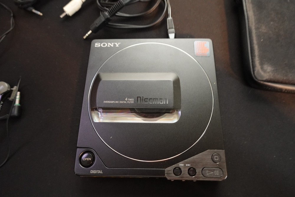 Sony D-25 Discman Personal CD Player Working W/ original accessories