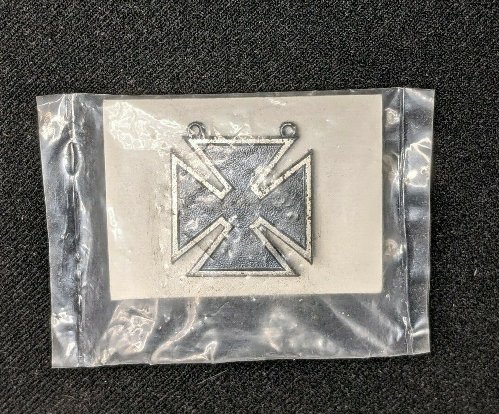 MARKSMAN QUALIFICATION BADGE, BASIC ARMY. LAPEL, HAT PINBACK PIN.