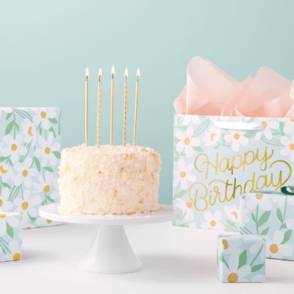 Made from metal for long-lasting use White Cake Stand