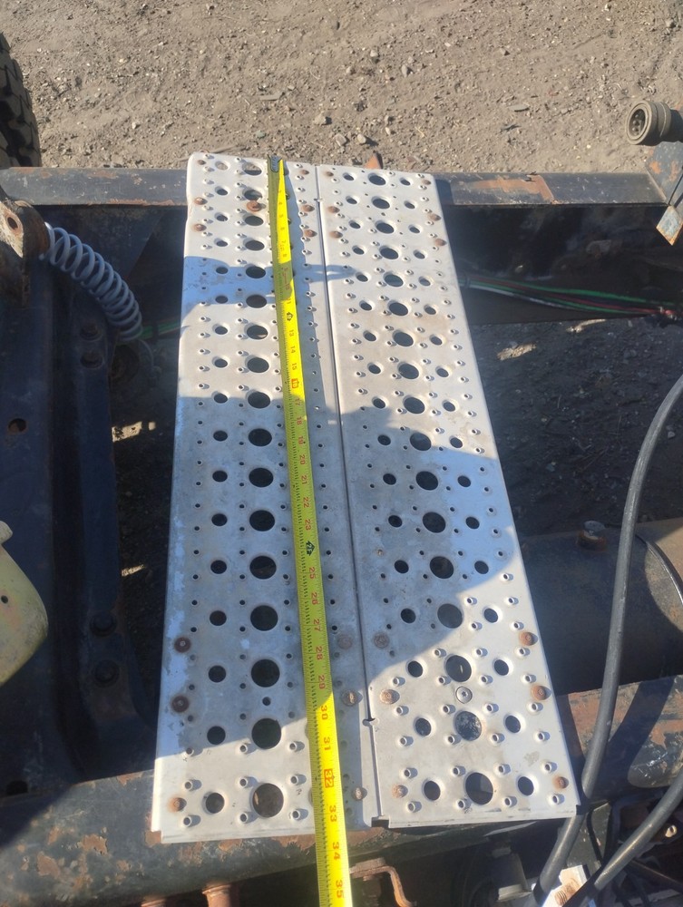 FREIGHTLINER COLUMBIA 120 DECK CATWALK STEP Frame Decking