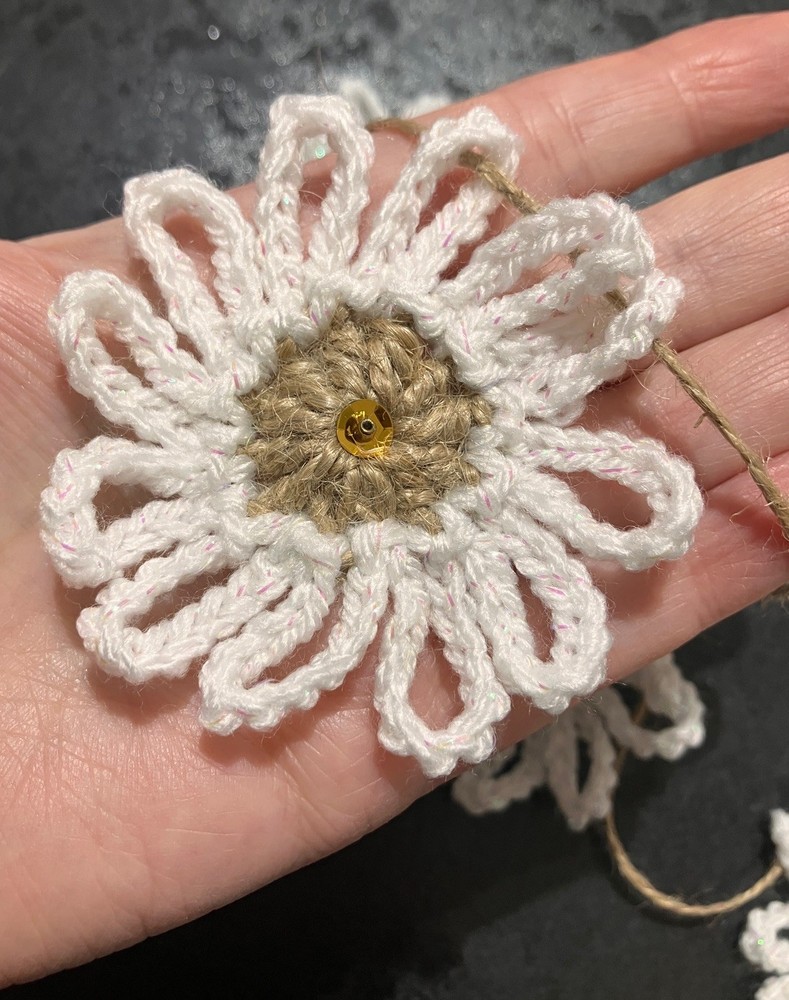 🌸NEW Hand Crochet sparkly daisy Jute Rustic Bunting Window SPRING sequins Gift