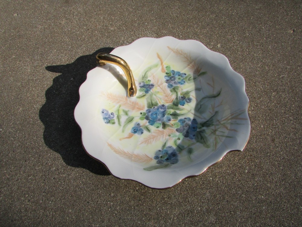 Japan Gold Edge Finger Handle Leaf Shaped Plate Blueberries