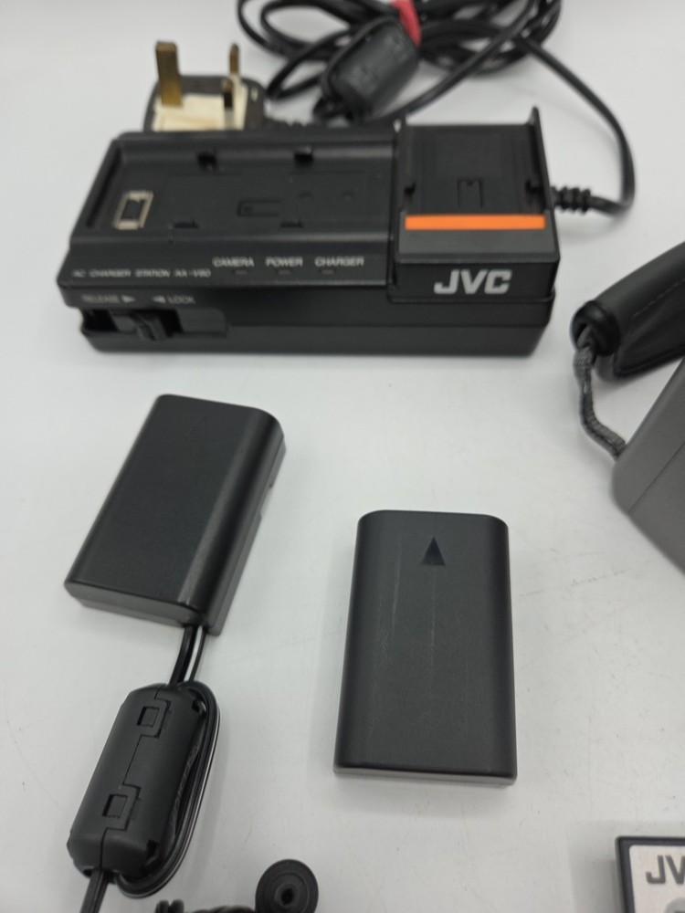 JVC Digital Video Camera GR-DVM5 Mini DV Pal Silver Compact Full Set-up