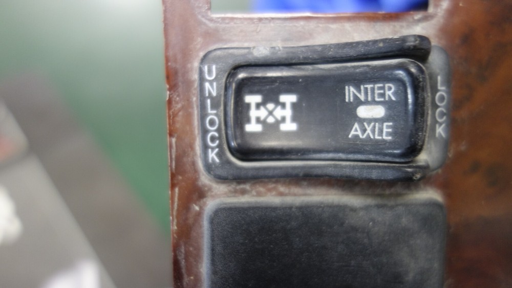 Mack Dash Switch Panel Wood Grain 84MT557M w 15 Switches