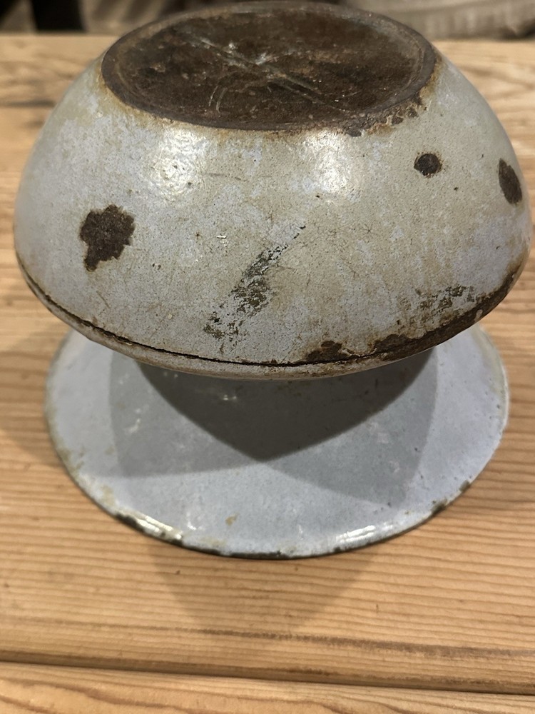 Antique Cast Iron Enameled Spittoon Or Cuspidor With Gatemark