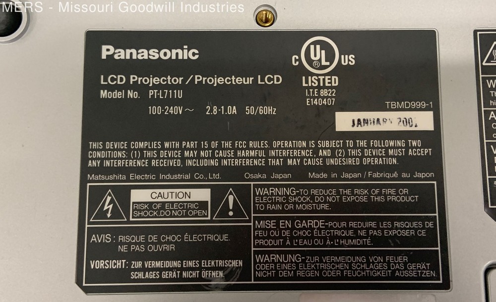 Panasonic PT L711U Silver LCD Projector With Case Cables Manuals Projector