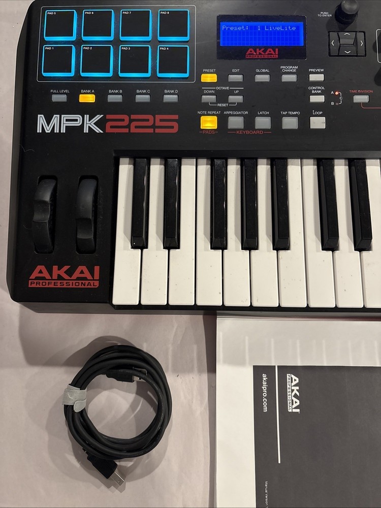 AKAI MPK225 PROFESSIONAL MIDI KEYBOARD CONTROLLER - EXC CONDITION, USED