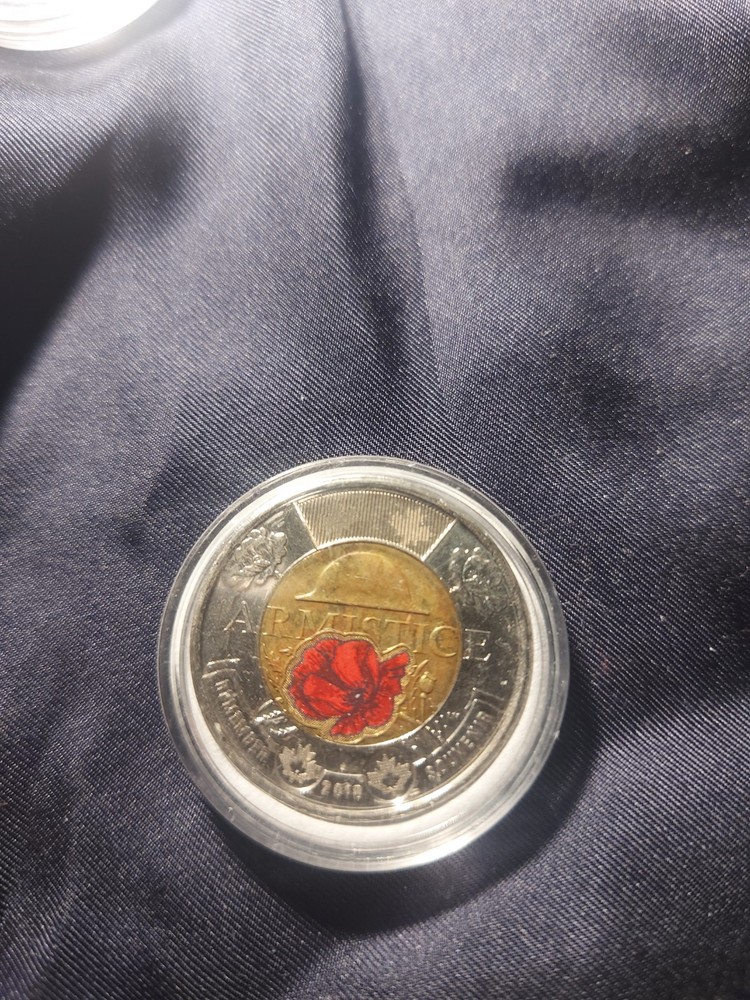 Toonie Red Armistic 2018 Mint Uncirculated Encapsulated!!!!!!