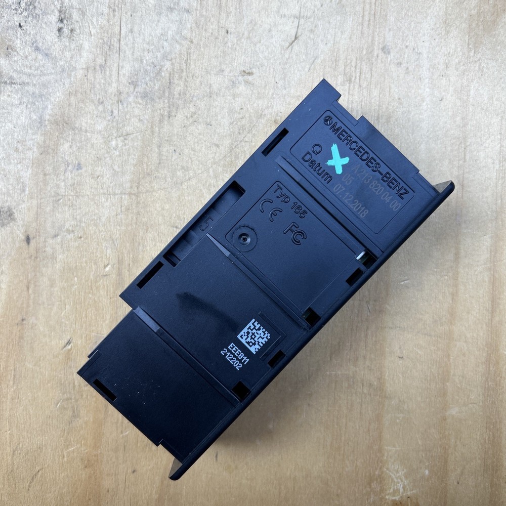 Genuine Mercedes OEM card reader USB connection module unit socket A2138200400