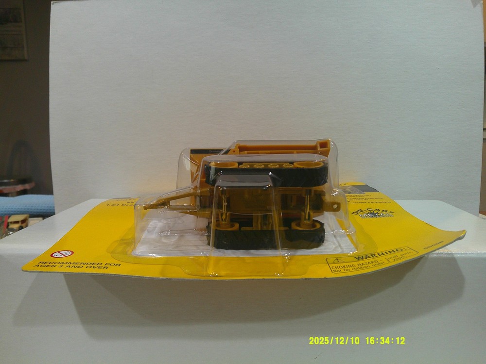 Norscot CAT Versatile Flotation System w/ Orthman Grain Cart 1:64 Scale